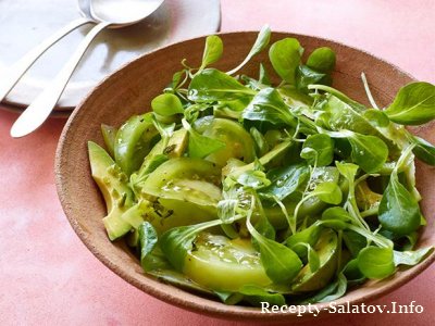 Итальянский салат с зелеными помидорами и авокадо