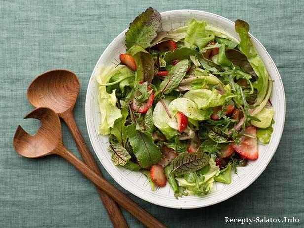 смешать листья салата с ягодами и пикантной заправкой.