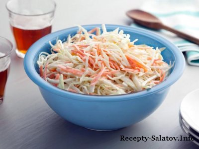 Капустный салат с натертой морковью и луком и соусом из майонеза