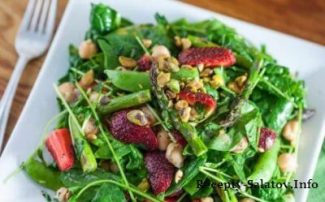 Салат из шпината с клубникой - пошаговый рецепт с фото