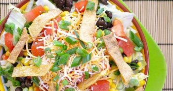 Овощной салат с кукурузными лепешками в соусе - пошаговый рецепт