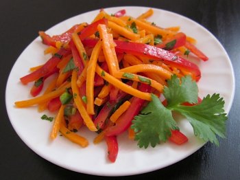 Рецепт морковного салата с перцем чили и чесноком