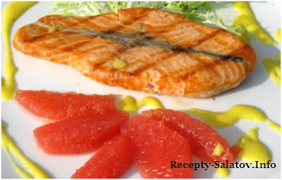 Филе норвежского лосося обжаренное на гриле с грейпфрутом на листьях салата