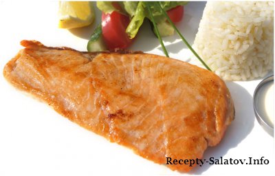 Филе лосося на гриле с рисом, овощами и сливочным соусом