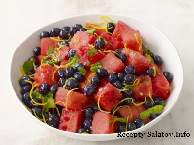 Летний фруктовый салат из арбуза с черникой