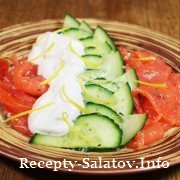 Простой и вкусный салат из слабосоленой семги с огурцом