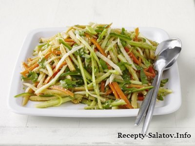 Легкий салат с кукурузой и морковью по-азиатски