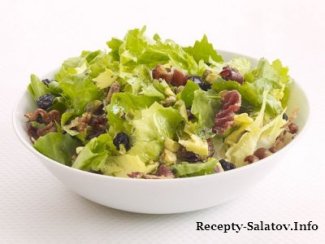 Салат из салатного цикория с фисташками и беконом