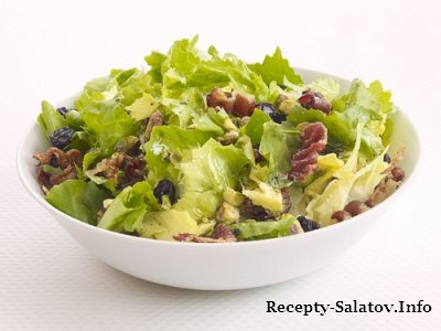 Салат из салатного цикория с фисташками и беконом