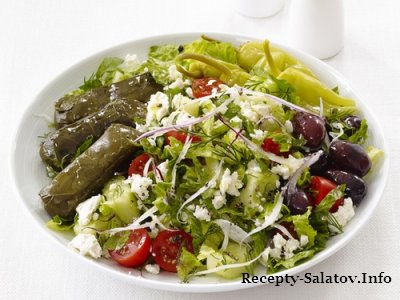 Греческий салат с замороженных долмадес или вегетарианской долмы