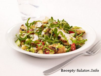 Гриль-салат с курицей, рукколой и заправкой гаспачо