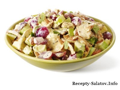 Куриный салат с виноградом, кешью и яблоками