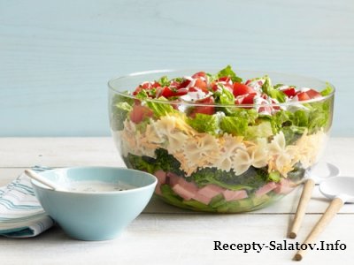 Слоеный салат с макаронами брокколи и ветчиной