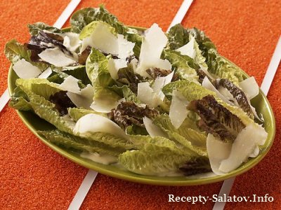 Весенний салат ромэн с заправкой Цезарь - пошаговый рецепт