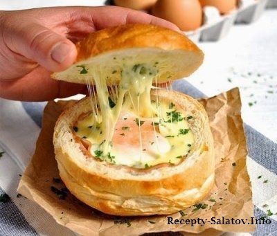 Горячие булочки с яйцом, сыром и ветчиной на завтрак