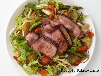 Теплые салат латук со стейком из говядиной и овощей