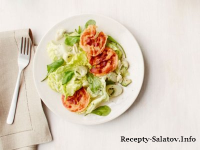 Салат из мяса краба и филе анчоуса с жареной панчеттой