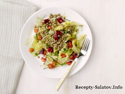 Теплый сочный салат с беконом и овощами для ресторана