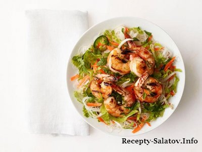 Салат с креветками-гриль и лапшой из риса