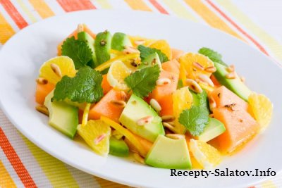 Фруктовый салат из сочной дыни яблока и свежей зеленью
