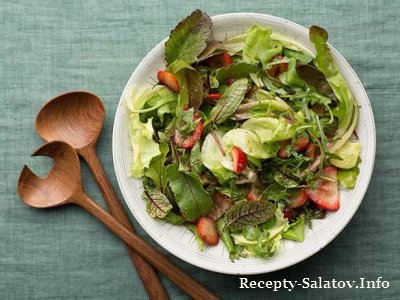 Летний салат с клубникой и бальзамическим соусом