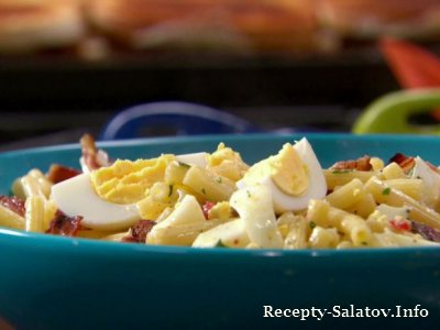 Американский салат с макаронами беконом и яйцами