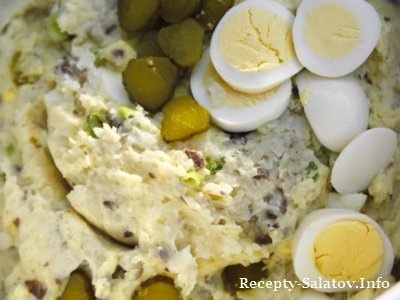 Салат из картофельного пюре с яйцами и маринованными огурцами