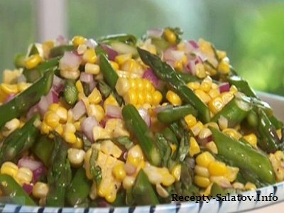 Сочный летний салат из спаржи и кукурузы