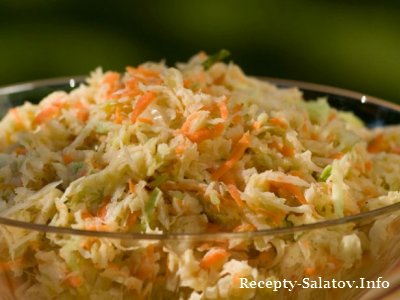 Салат из белокочанной капусты,моркови и лука и соуса