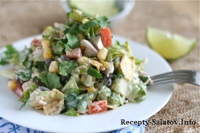 Сытный куриный салат с бобовыми и овощами - пошаговый рецепт