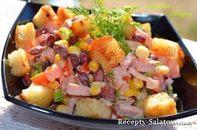 Быстры и простой салат с фасолью и сухариками - пошагово