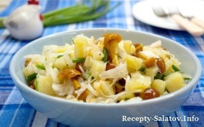 Овощной салат из маринованых грибов и квашеной капусты