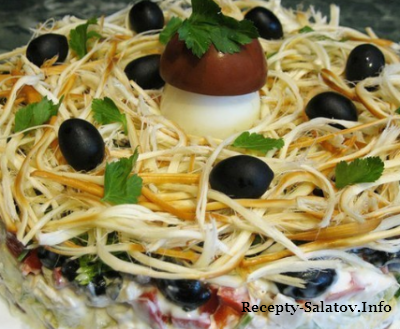 Салат "Лесная тайна" с кальмарами и маслинами
