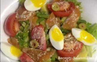 Салат со слабосоленой семгой и помидорами