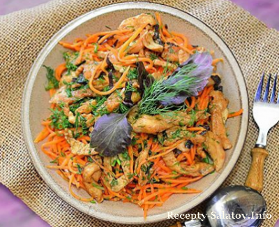 Простой куриный салат с корейской морковкой и свежей зелени