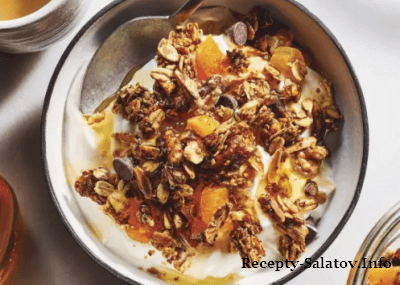 Медово-абрикосовая мюсли с греческим йогуртовым завтраком
