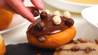 Воздушные пончики Berliner Doughnuts с шоколадной помадкой