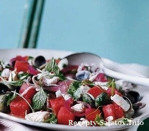 Красочный салат из кальмаров чили и арбуза