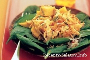 Тропический ароматный салат с жареной курицей и манго