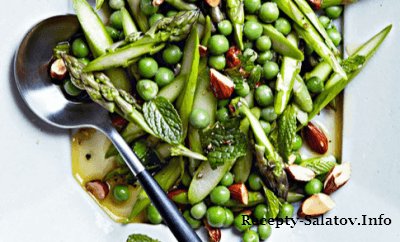 Салат из свежего зеленого гороха, спаржи и миндаля