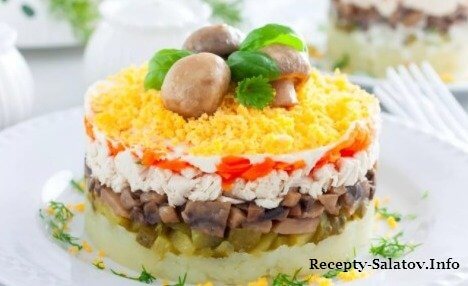 Салат с курицей, грибами и маринованными огурцами