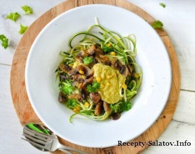 Вегетарианское блюдо кабачки с грибами и кукурузным соусом
