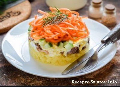 Сочный слоеный салат из консервированного тунца и овощей