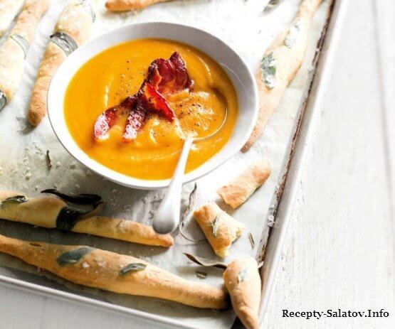 Пикантный тыквенный суп пюре с хлебными палочками и беконом