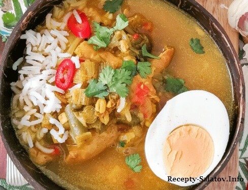Пикантный индонезийский куриный суп с рисом и яйцом