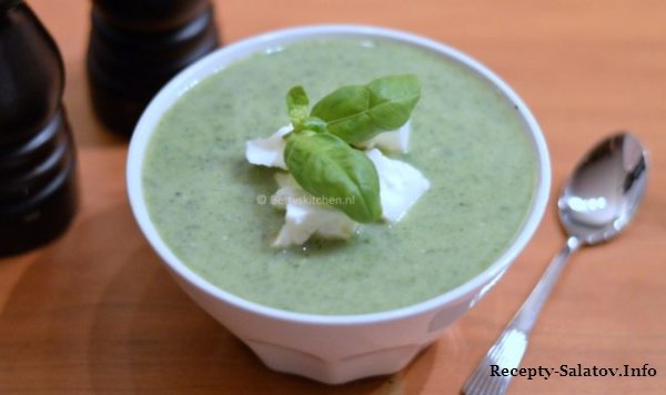 Зеленый суп из кабачок и фета - настоящая витаминная бомба