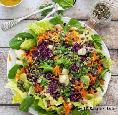 Красочный салат из хрустящих овощей киноа и листовых овощей