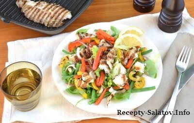 Салат с жареной белой рыбой и полосками болгарского перца