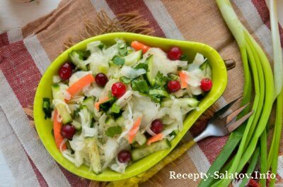 Простой и вкусный салат из огурцов и квашеной капусты
