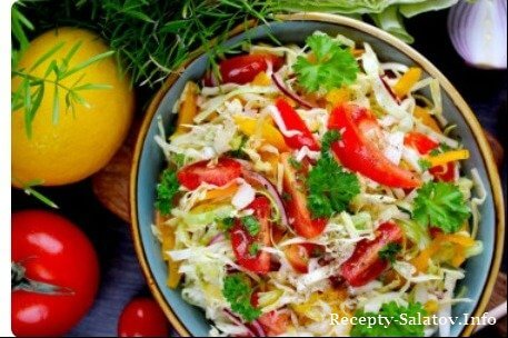 Салат витаминный из капусты балгарского перца и помидоров